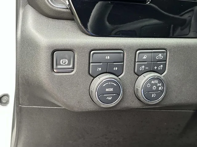 Used 2025 White Chevrolet LT image 27