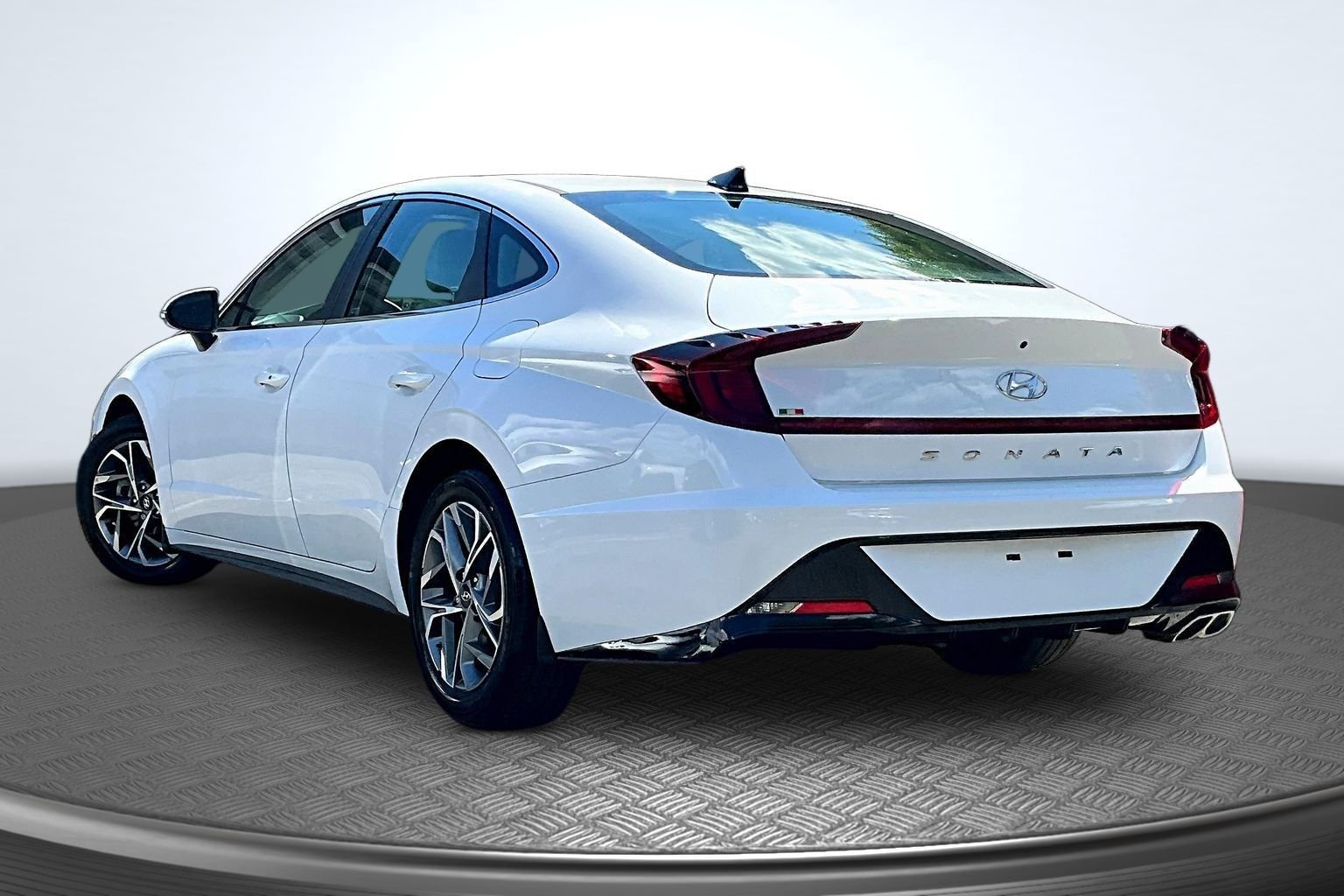 Used 2023 White Hyundai SEL image 3