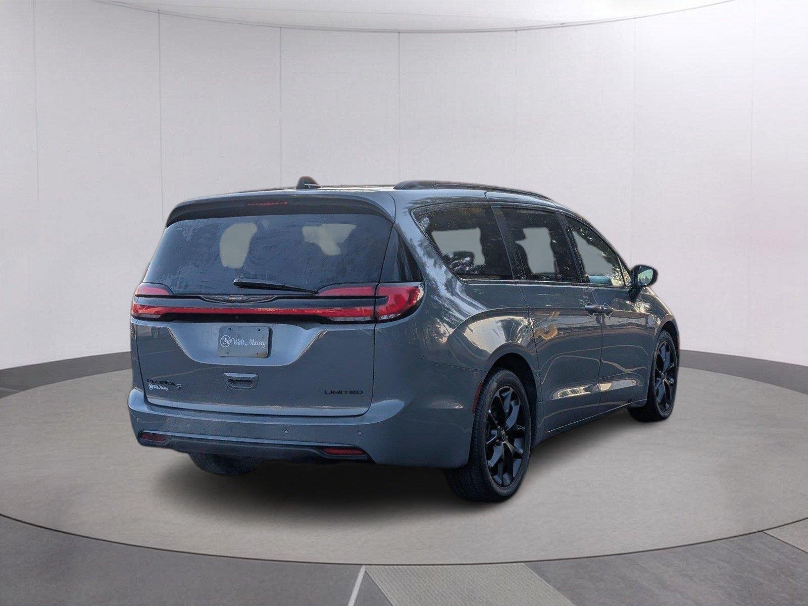 Used 2025 Ceramic Gray Clearcoat Chrysler Limited image 6