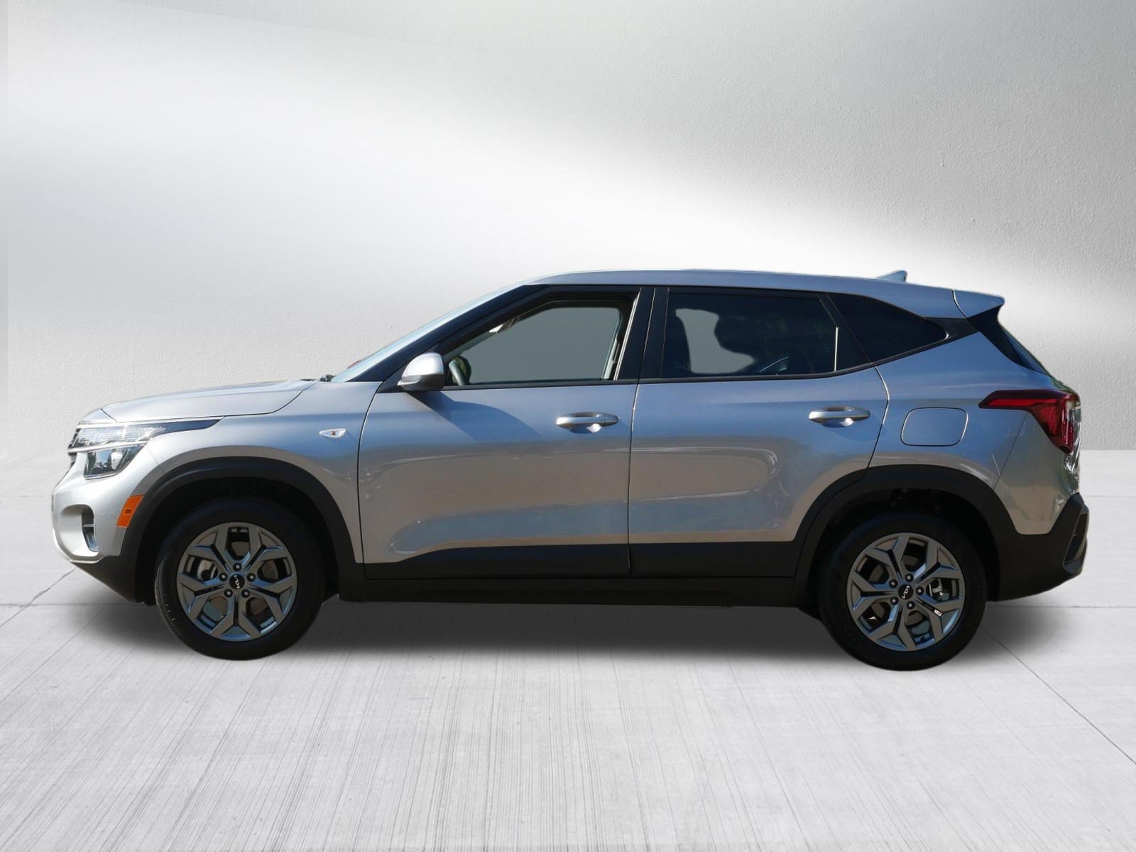 Used 2025 Steel Gray Kia LX image 4