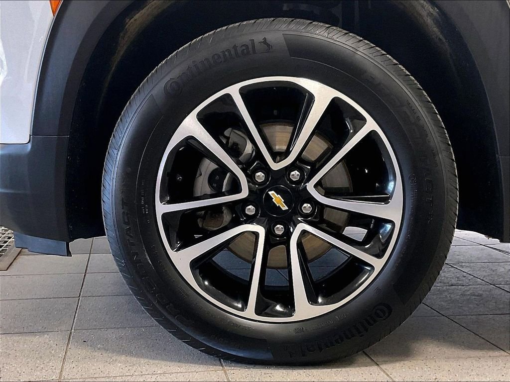 Used 2025 White Chevrolet LT image 7