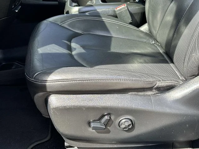 Used 2019 Black Chrysler Touring L Plus image 17