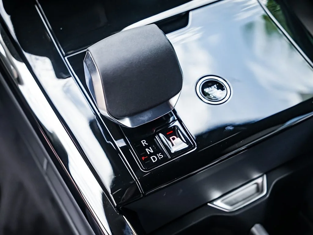 New 2026 Santorini Black Land Rover Dynamic SE image 14