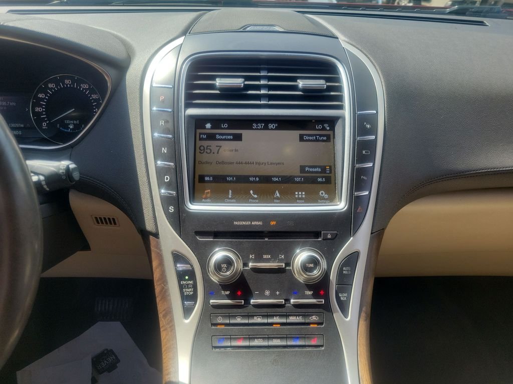 Used 2016 Red Lincoln Reserve image 26