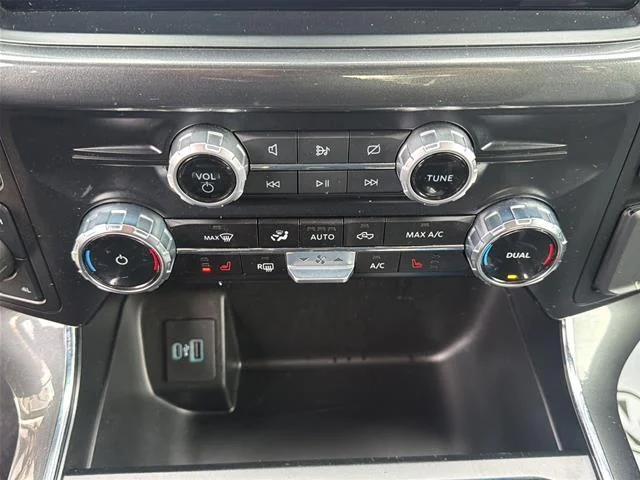 Used 2023  Ford  image 10