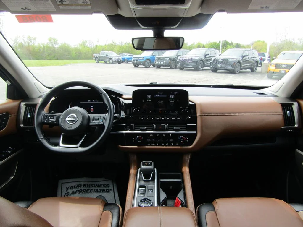 Used 2025 Obsidian Green Pearl Nissan Platinum image 15