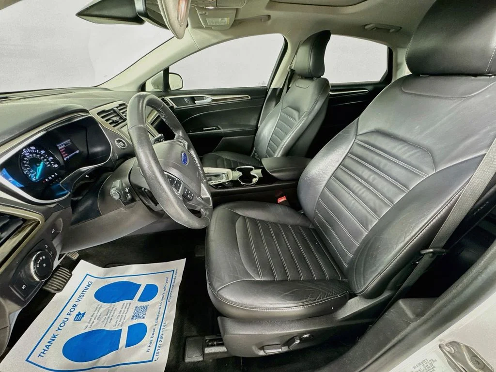 Used 2016 White Platinum Clearcoat Metallic Ford SE image 26