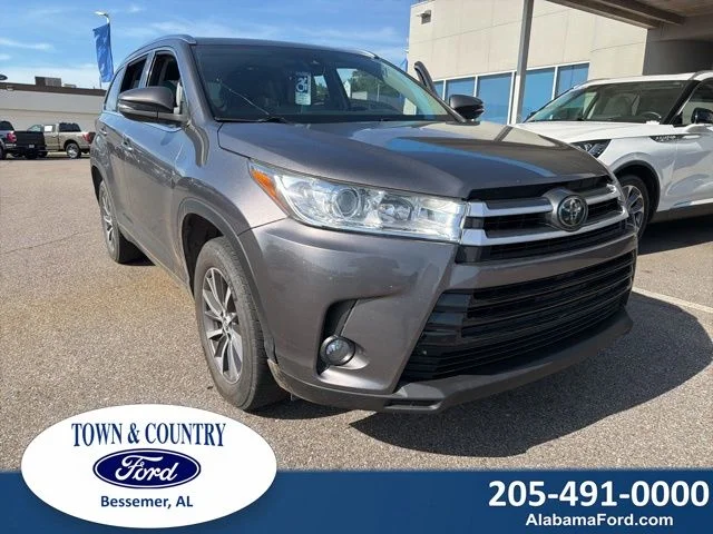 Used 2018 White Toyota XLE image 1