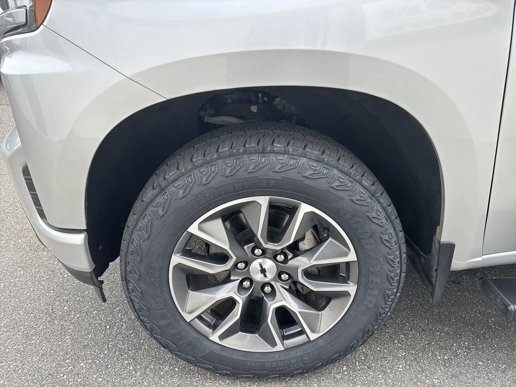 Used 2019 Silver Chevrolet RST image 18