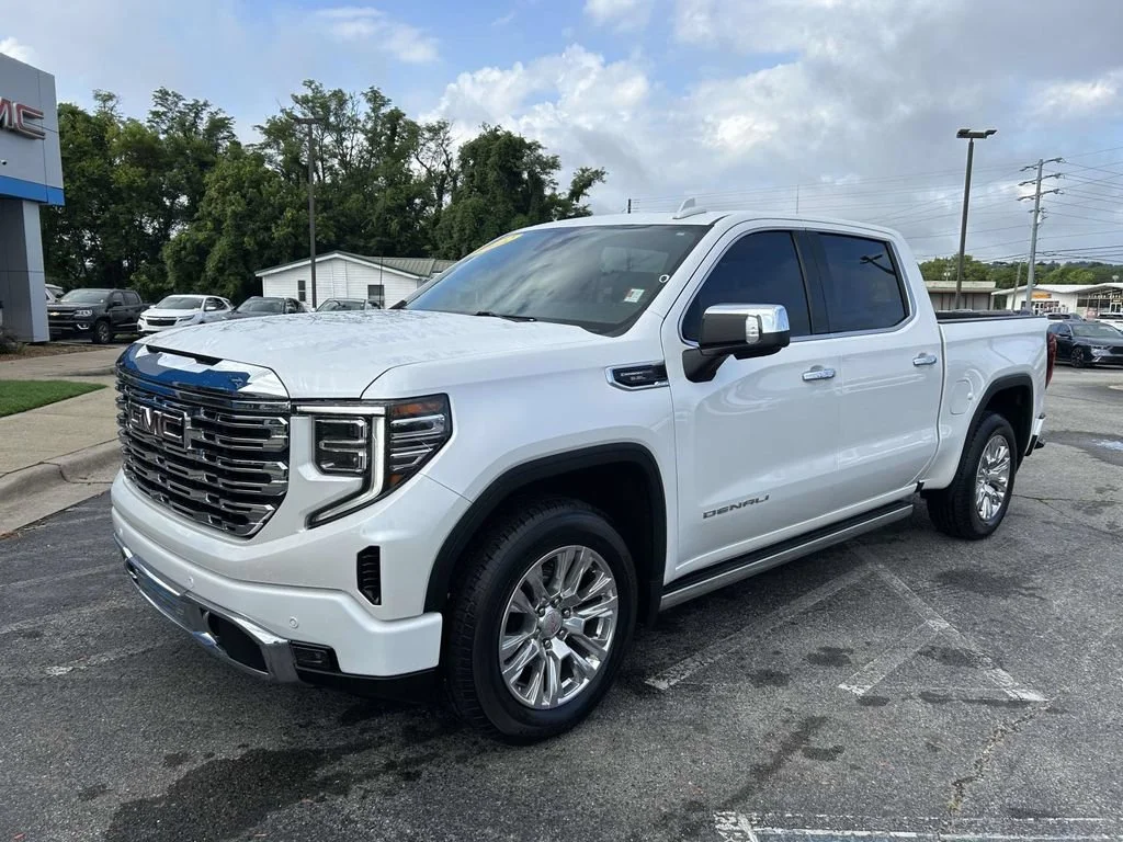 Used 2022 White Frost Tricoat GMC Denali image 9