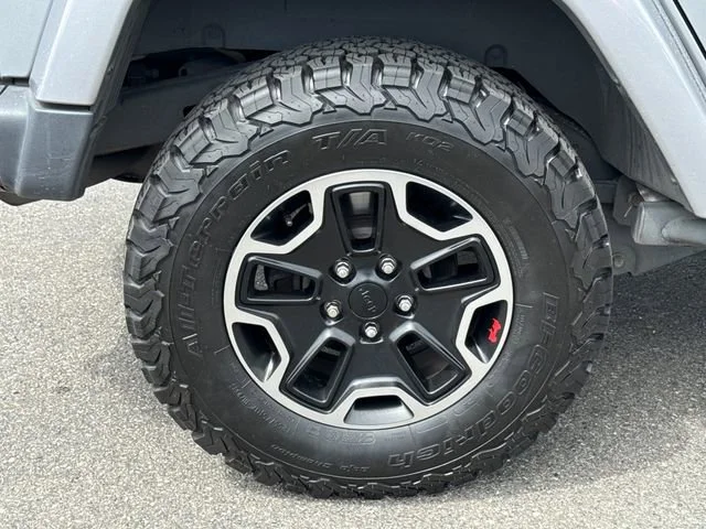 Used 2015 Billet Silver Metallic Clearcoat Jeep Unlimited Rubicon image 9