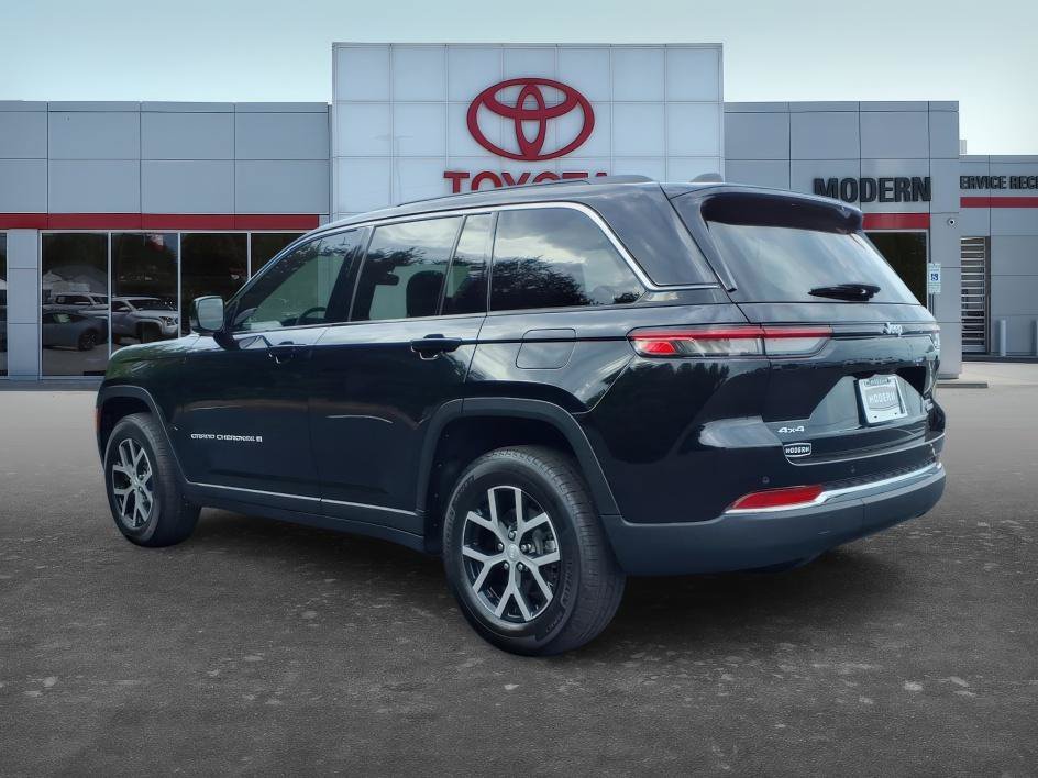 Used 2025 Diamond Black Crystal Pearlcoat Jeep Limited image 3