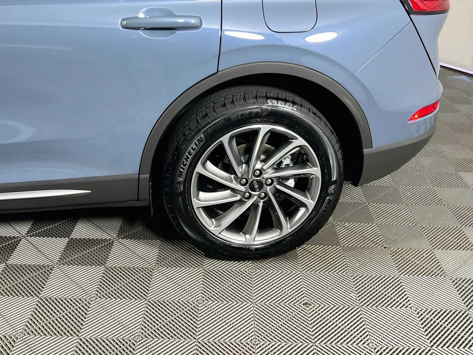 Used 2026 Whisper Blue Metallic Clearcoat Lincoln Premiere image 32
