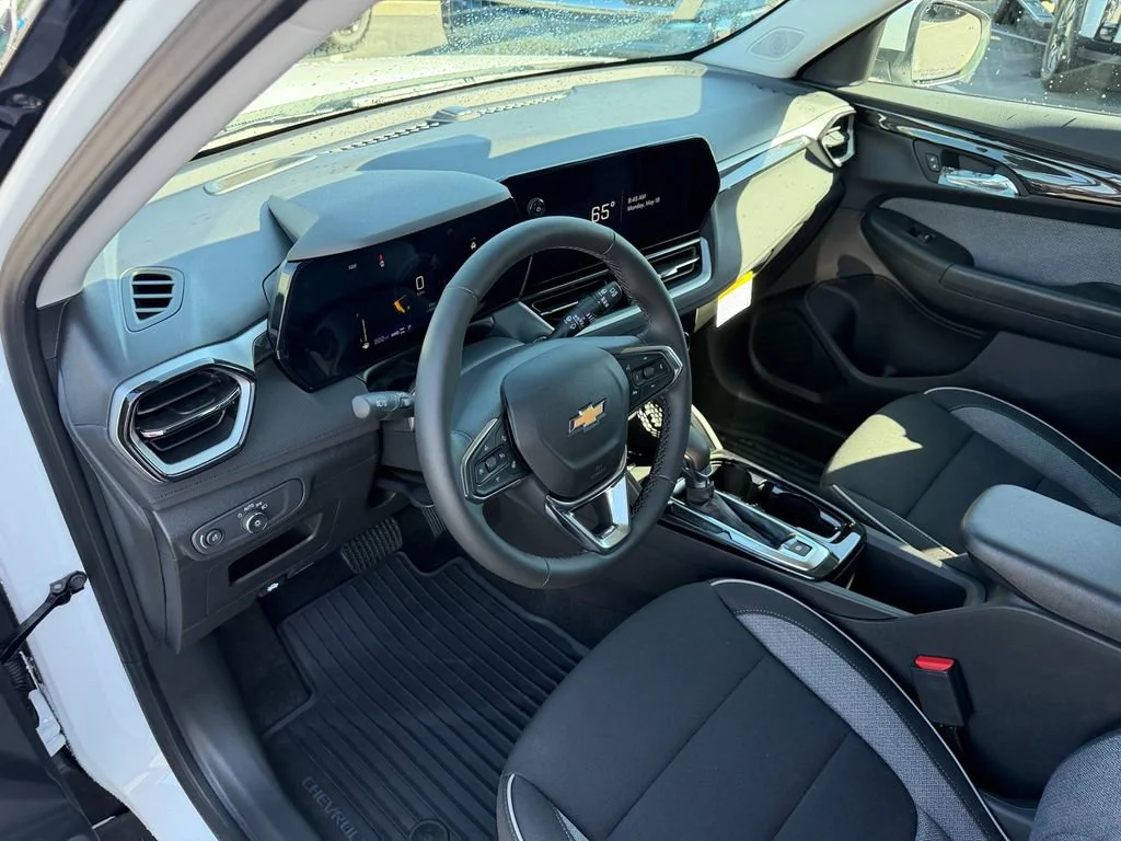 Used 2026 Summit White Chevrolet LT image 9