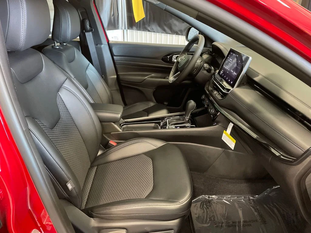 New 2026 Red Hot Pearlcoat Jeep Latitude Altitude image 26