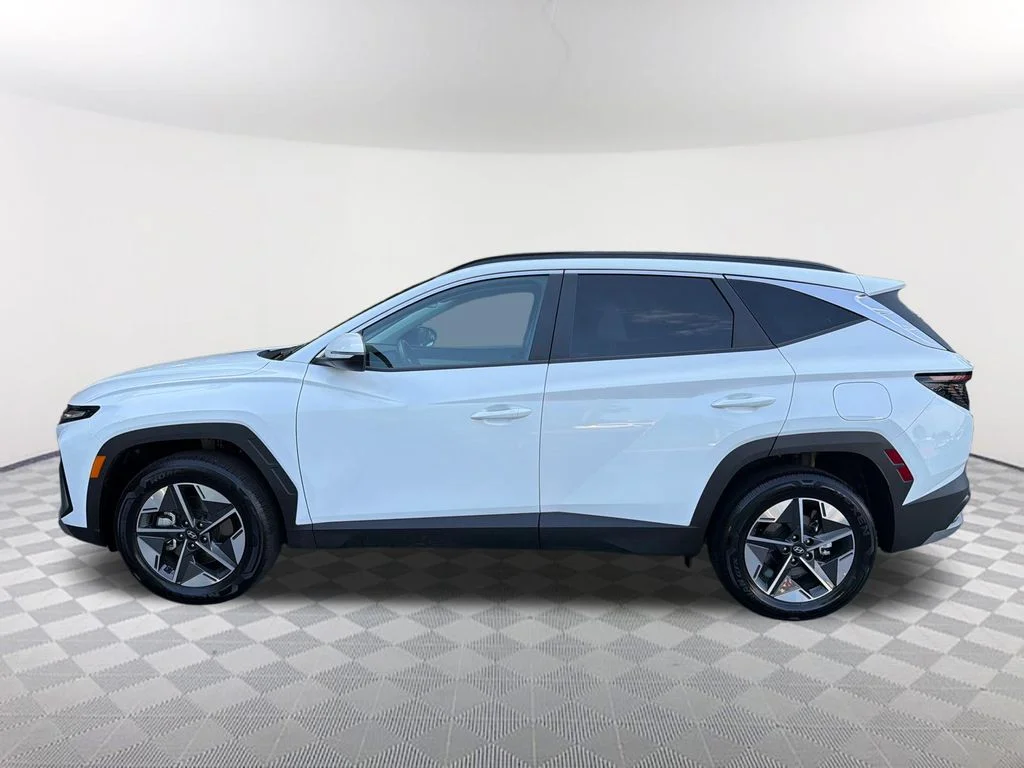 Used 2025 White Hyundai SEL Convenience image 8