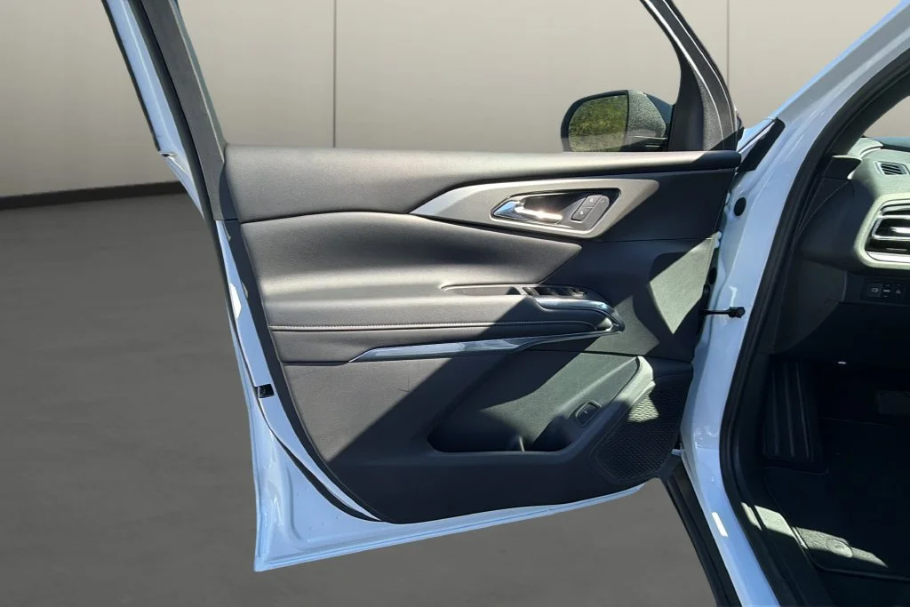 New 2027 Summit White Chevrolet LT image 14
