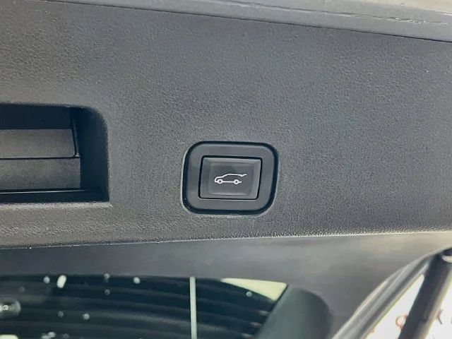 Used 2025 Gray Chevrolet Z71 image 27