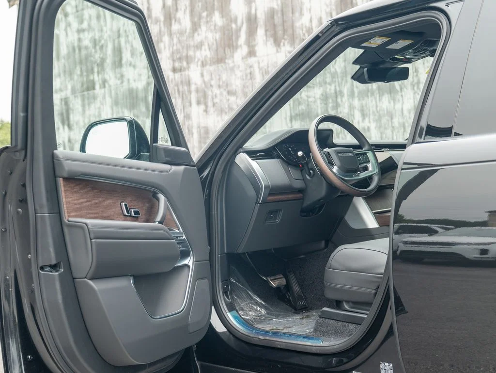 New 2026 Santorini Black Land Rover SE image 10