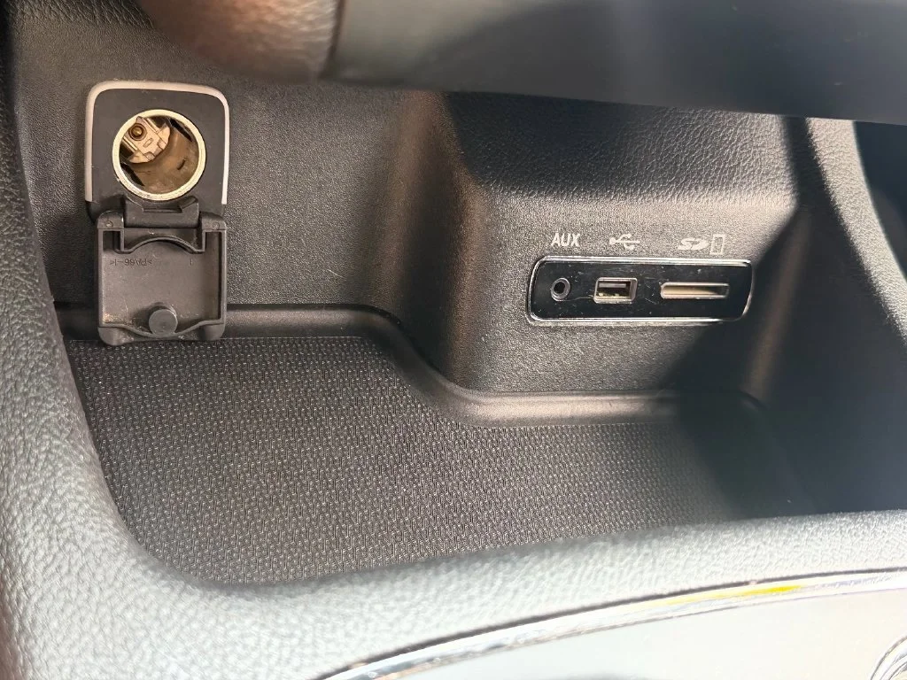 Used 2014 Black Dodge SXT image 27