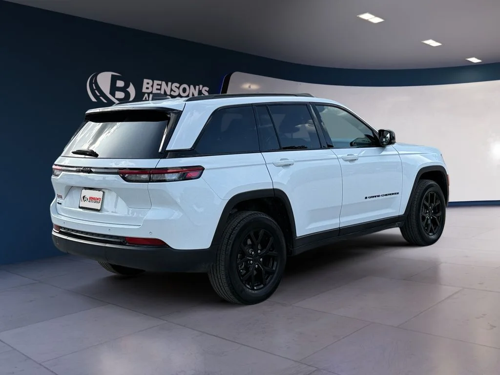 Used 2025 White Jeep Altitude image 5