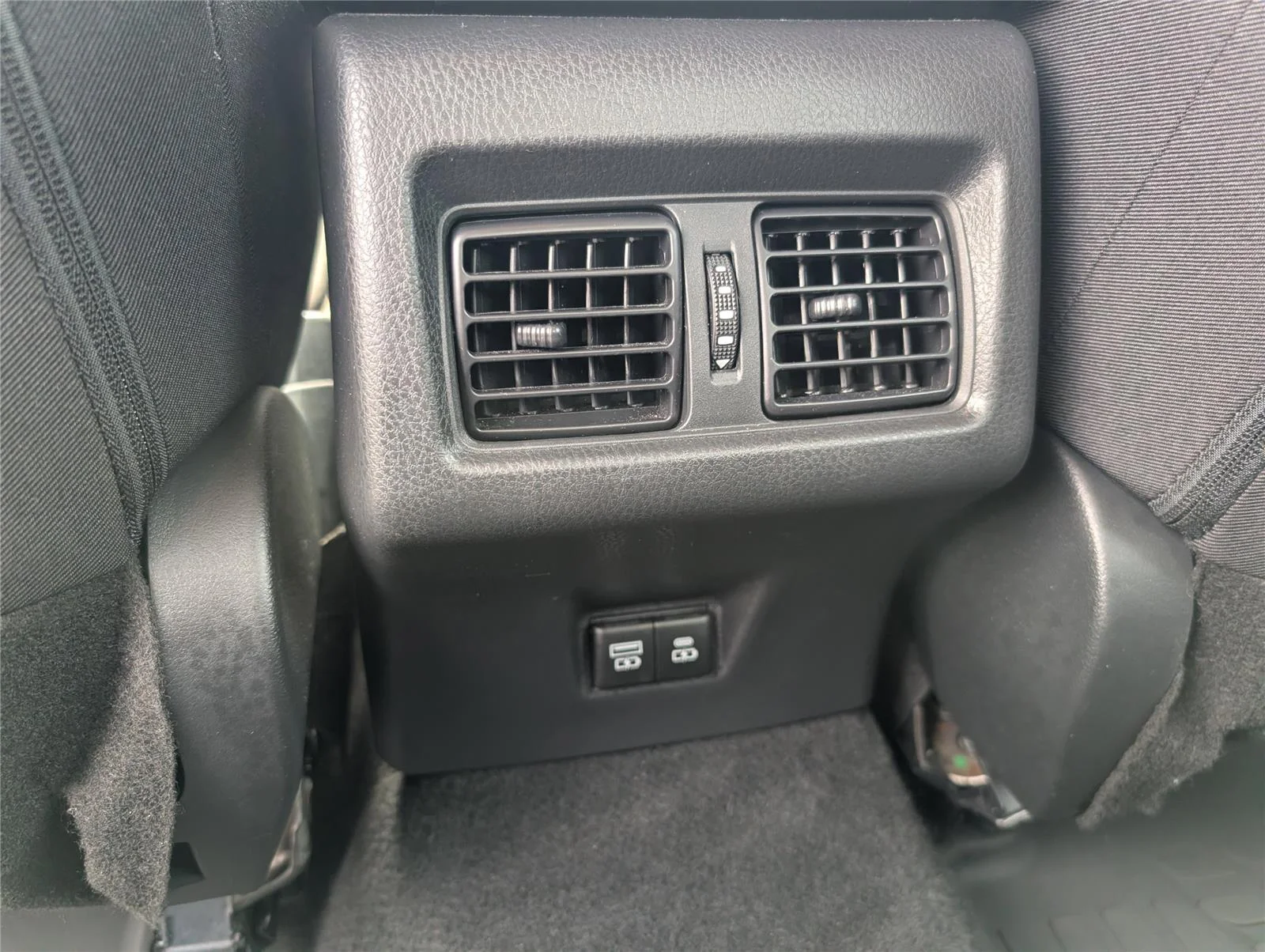 Used 2025 Ice Cap Toyota LE image 29