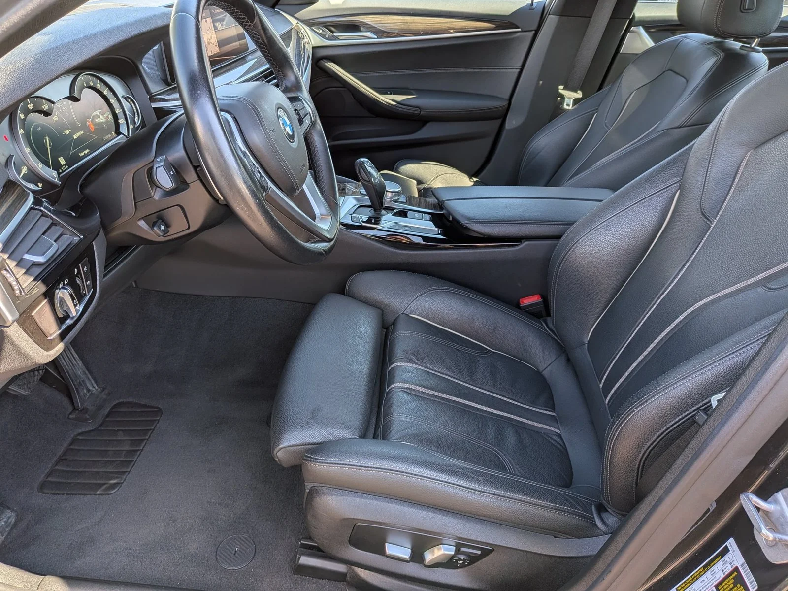 Used 2019 Dark Graphite Metallic BMW 530e iPerformance image 17