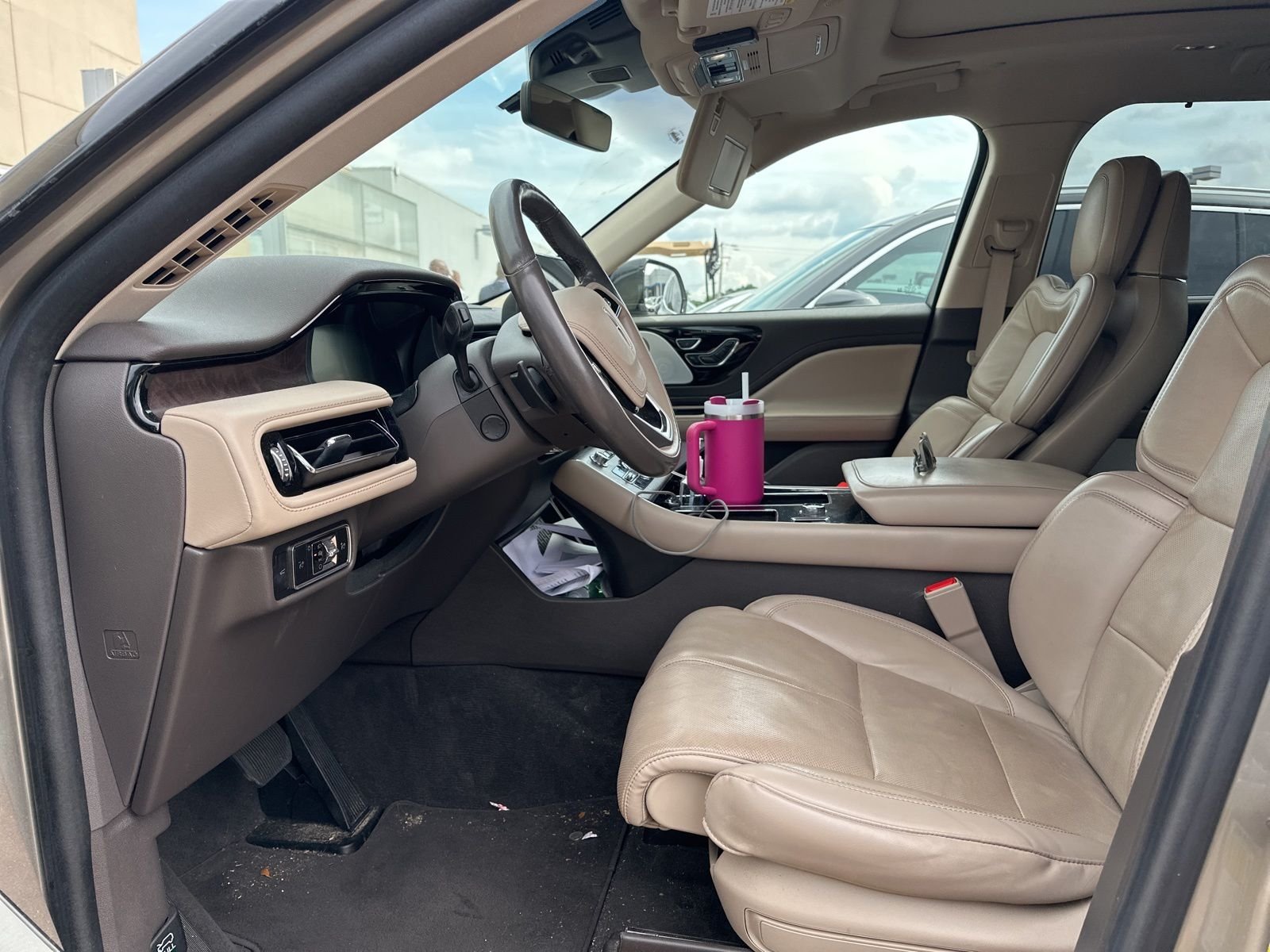 Used 2023 Beige Lincoln Reserve image 9