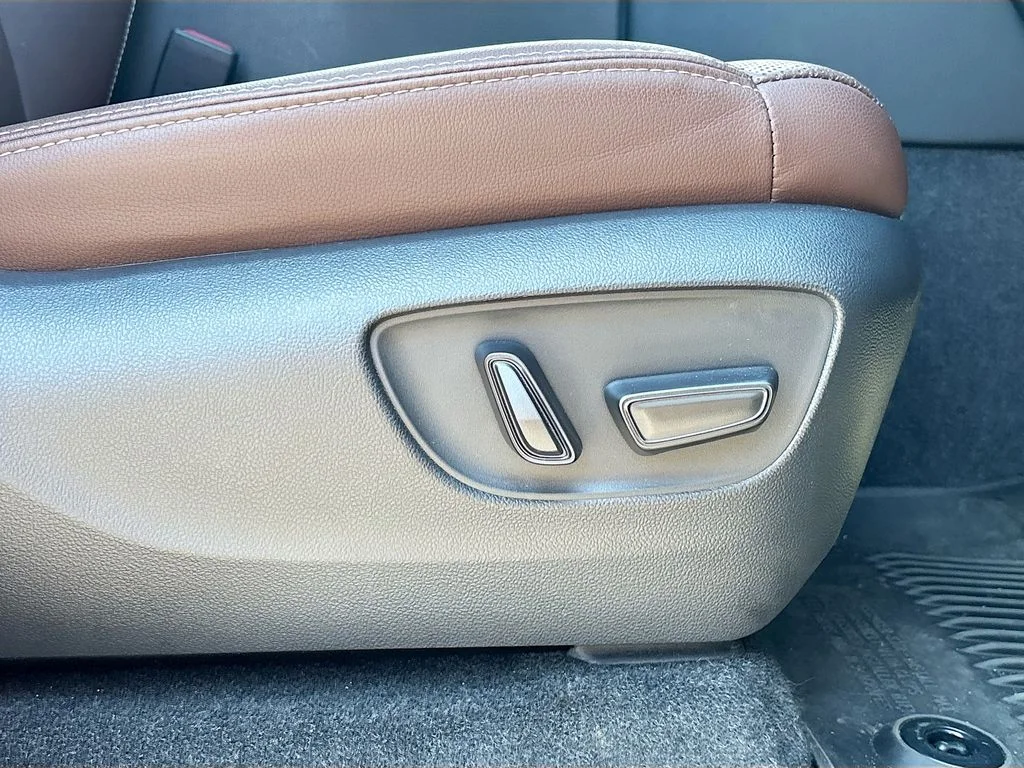 Used 2025  Toyota Base image 31