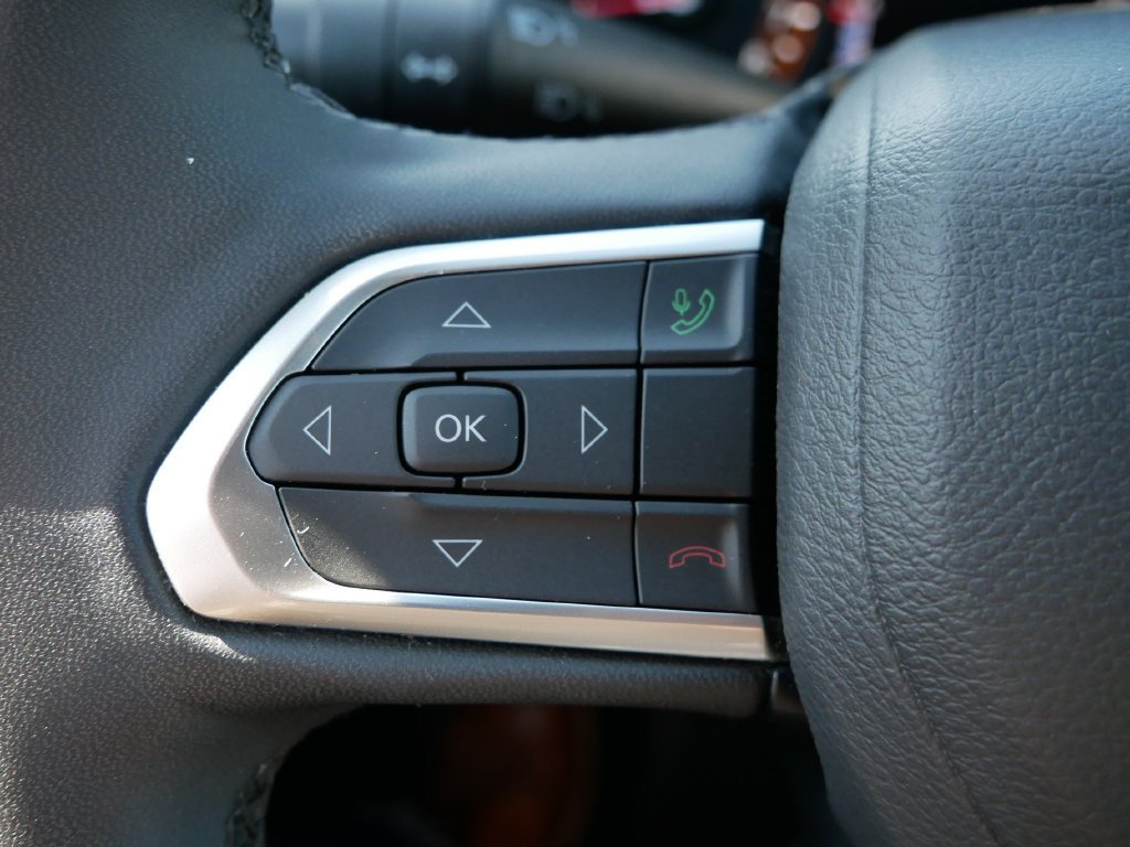 Certified Used 2025 Bright White Clearcoat Jeep Latitude image 20