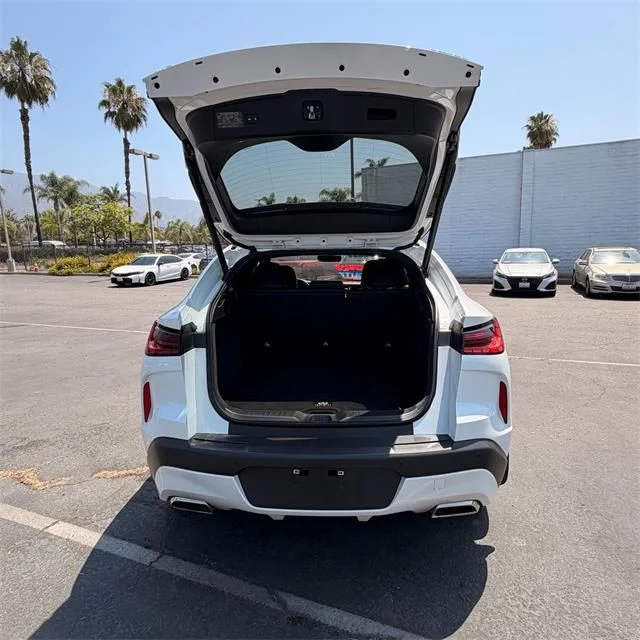 Used 2025 White INFINITI LUXE image 7