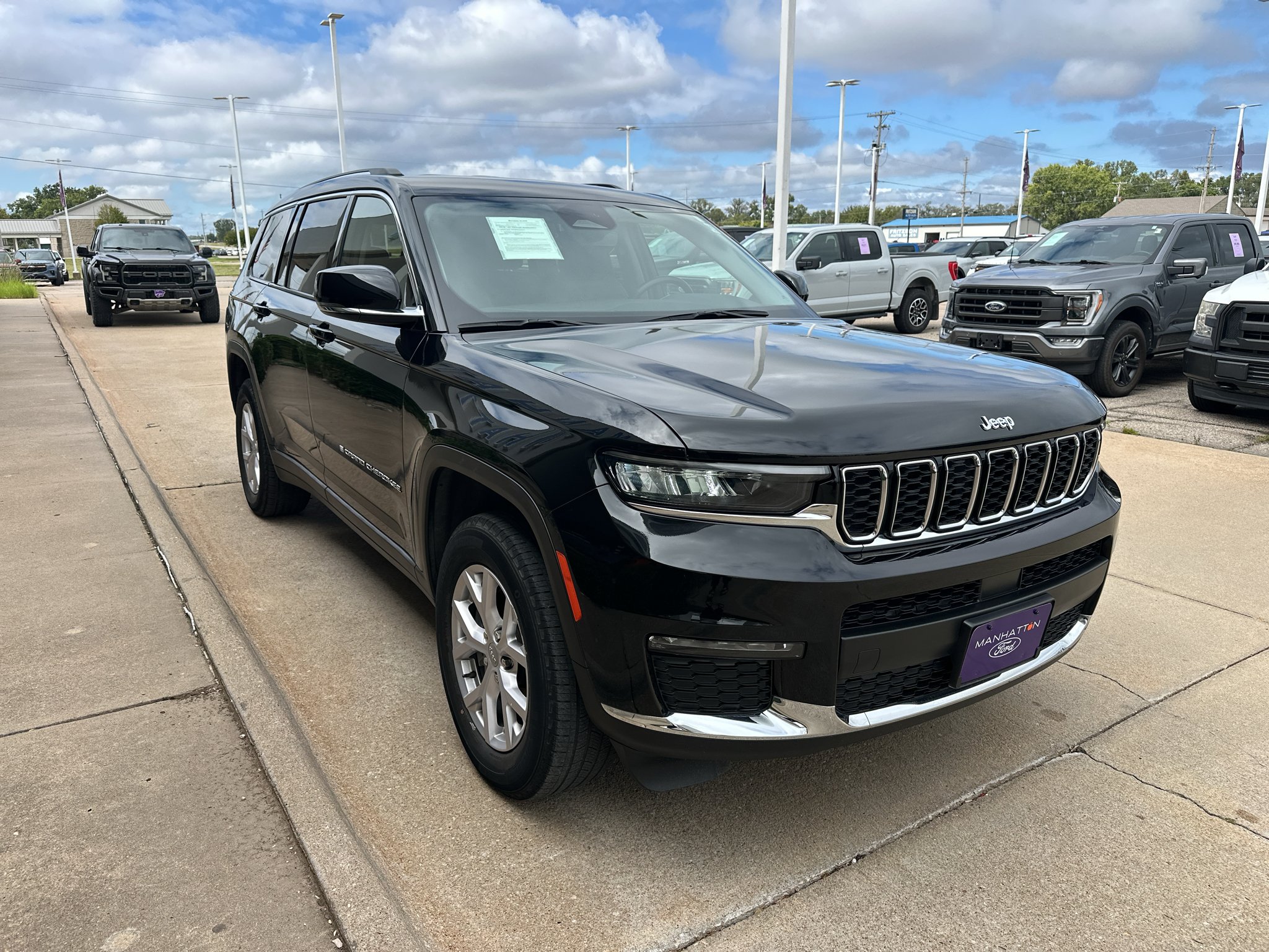 Used 2022 Diamond Black Crystal Pearlcoat Jeep Limited image 8