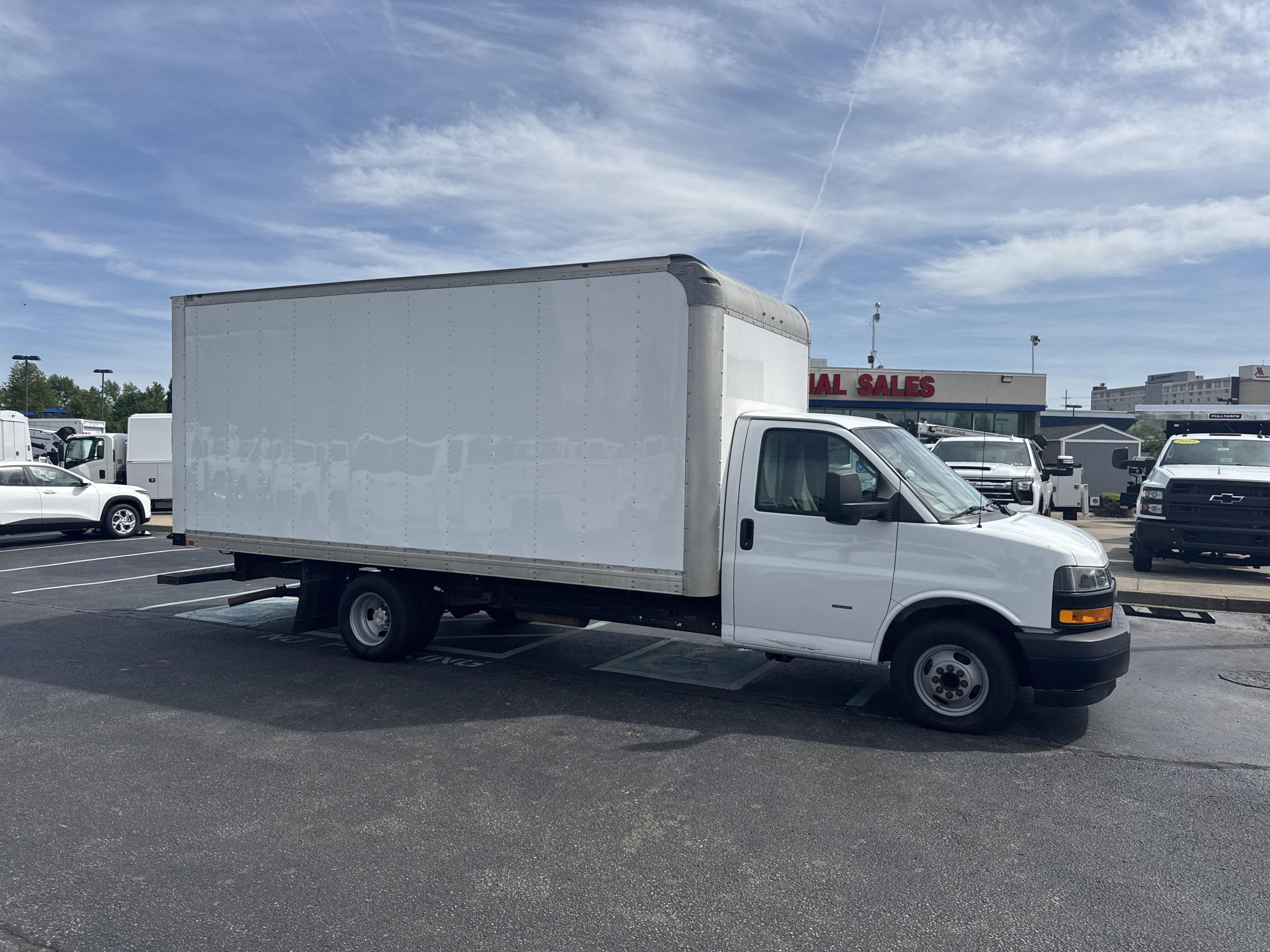 Used 2018 Summit White Chevrolet  image 2