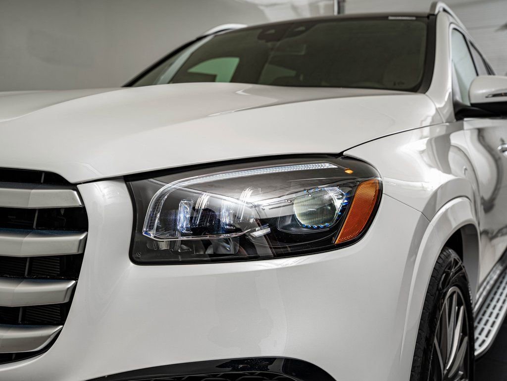 New 2026 MANUFAKTUR Moonlight White Metallic Mercedes-Benz GLS 580 image 16