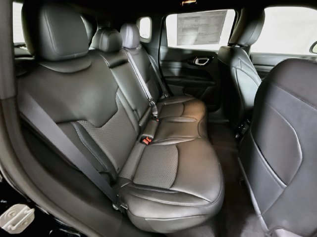 New 2026 Diamond Black Crystal Pearl-Coat Exterior Paint Jeep Latitude image 24