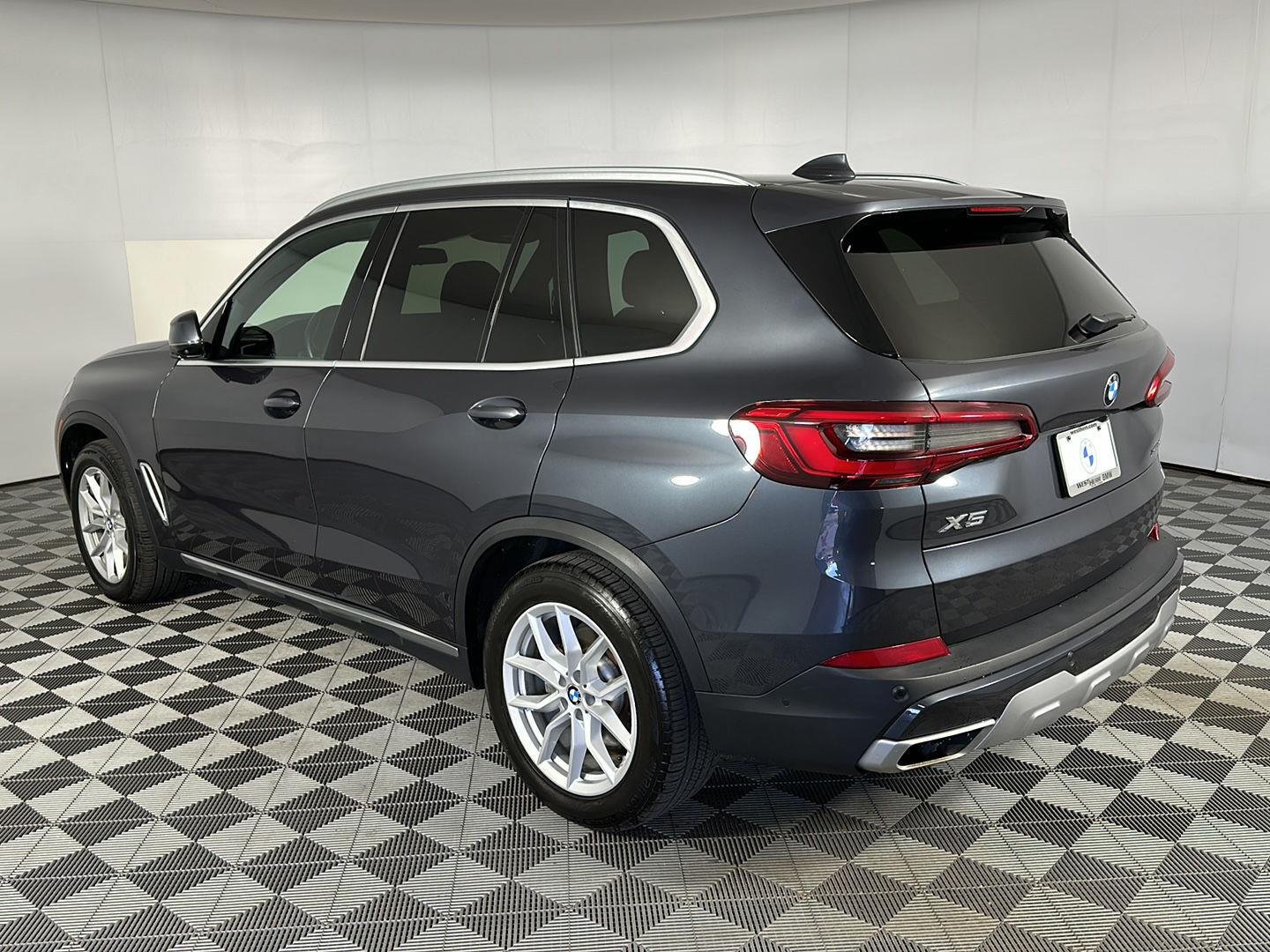 Used 2020 Arctic Gray Metallic BMW xDrive40i image 27