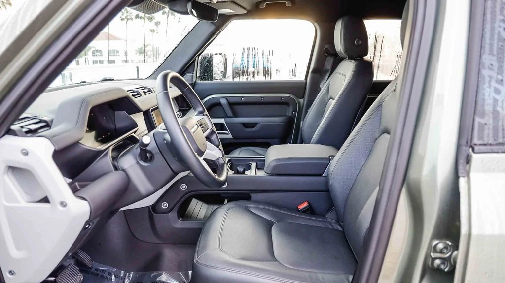 Used 2024  Land Rover S image 22