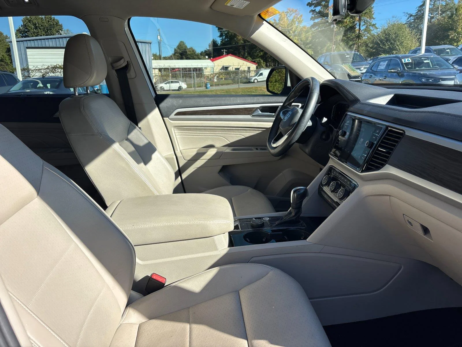 Used 2022 Pure White Volkswagen 3.6L V6 SE w/Technology image 39