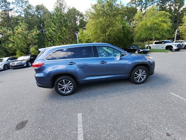 Used 2017 Blue Toyota XLE image 17