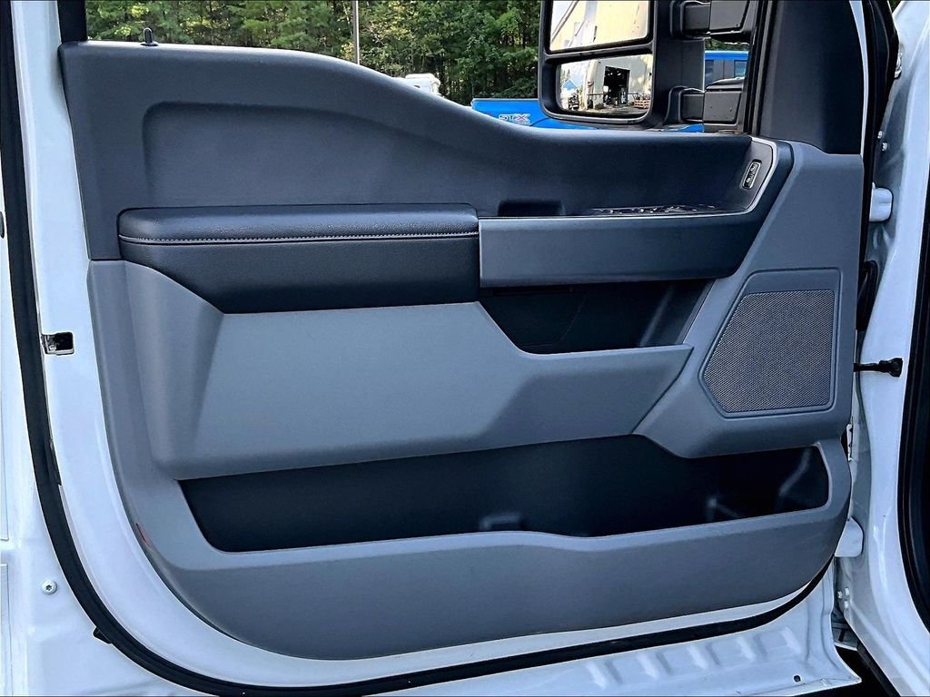 Used 2023 Oxford White Ford XLT image 9