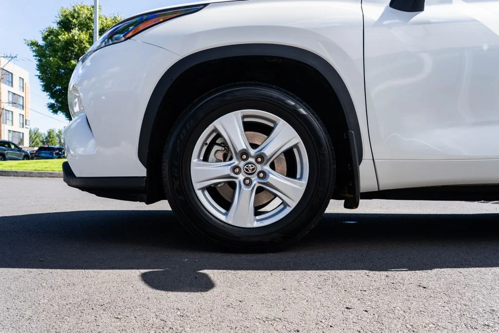 Used 2020 White Toyota LE image 7
