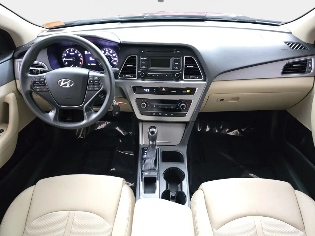 Used 2015 Venetian Red Metallic Hyundai SE image 12