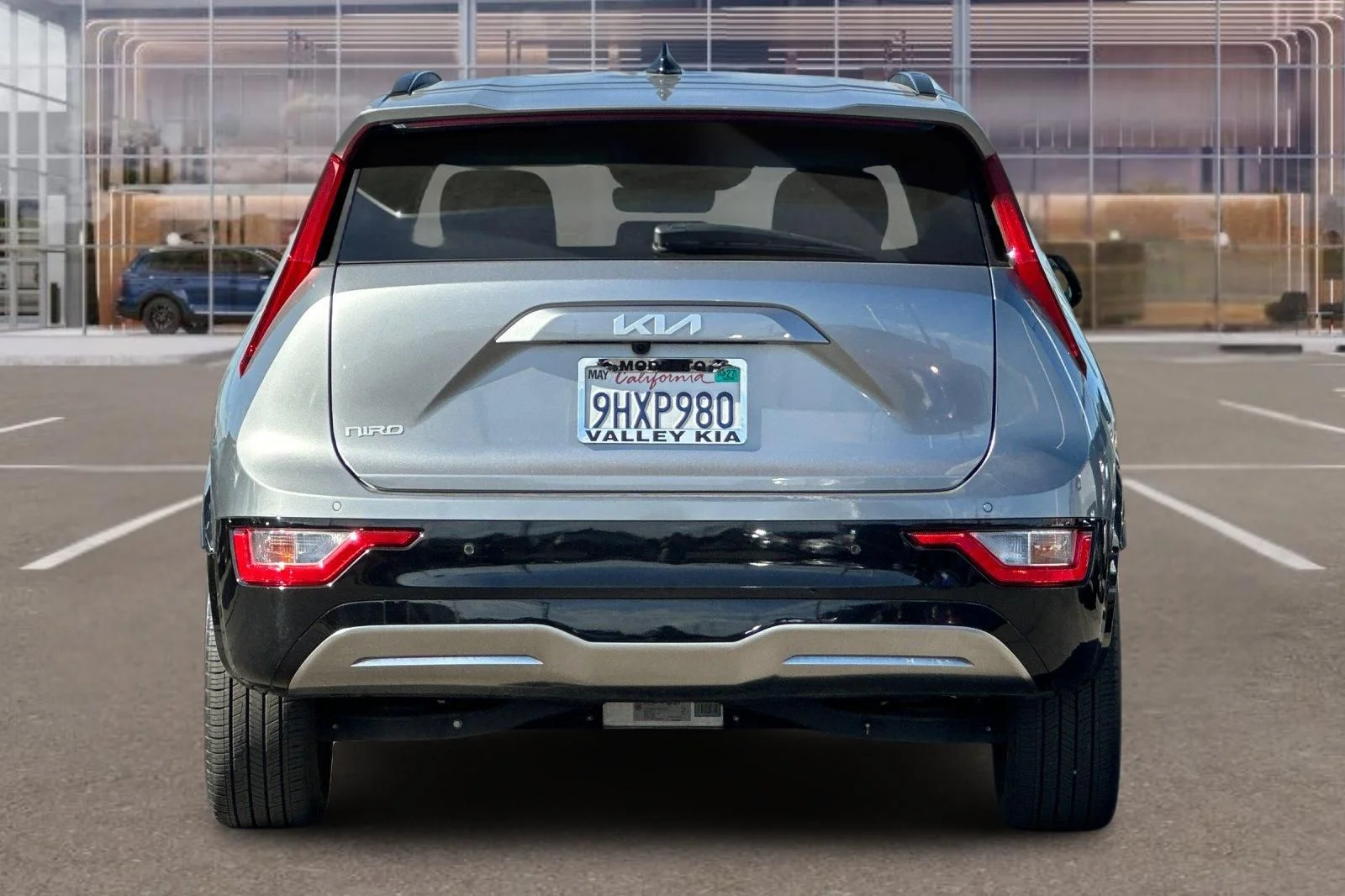 Used 2023 Steel Gray Kia Wind image 5