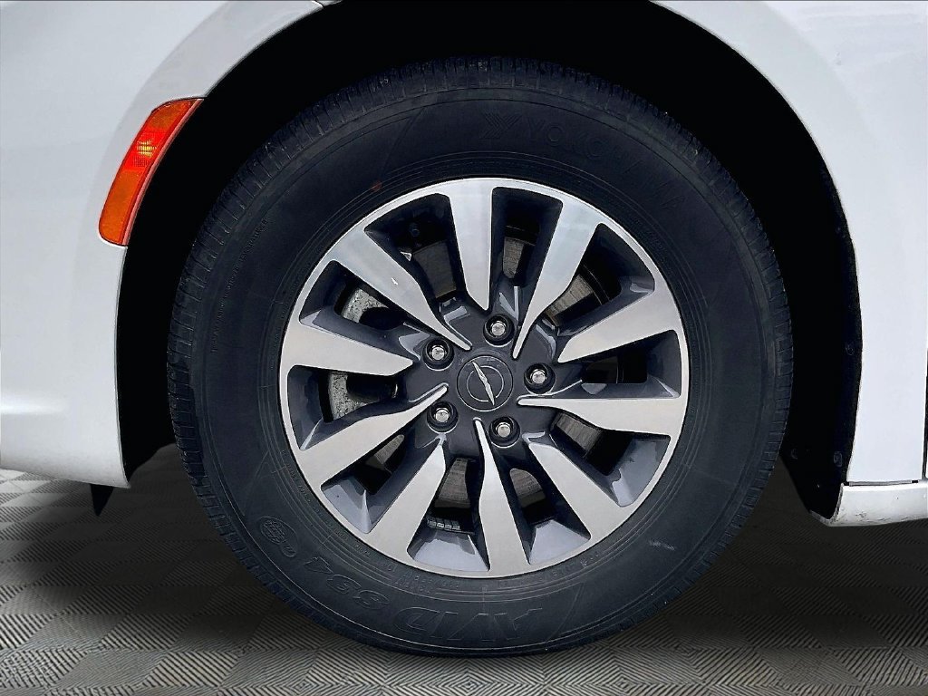 Used 2024 Bright White Clearcoat Chrysler Select image 7