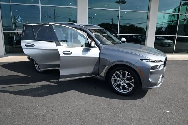 Used 2024 Gray BMW xDrive40i image 32
