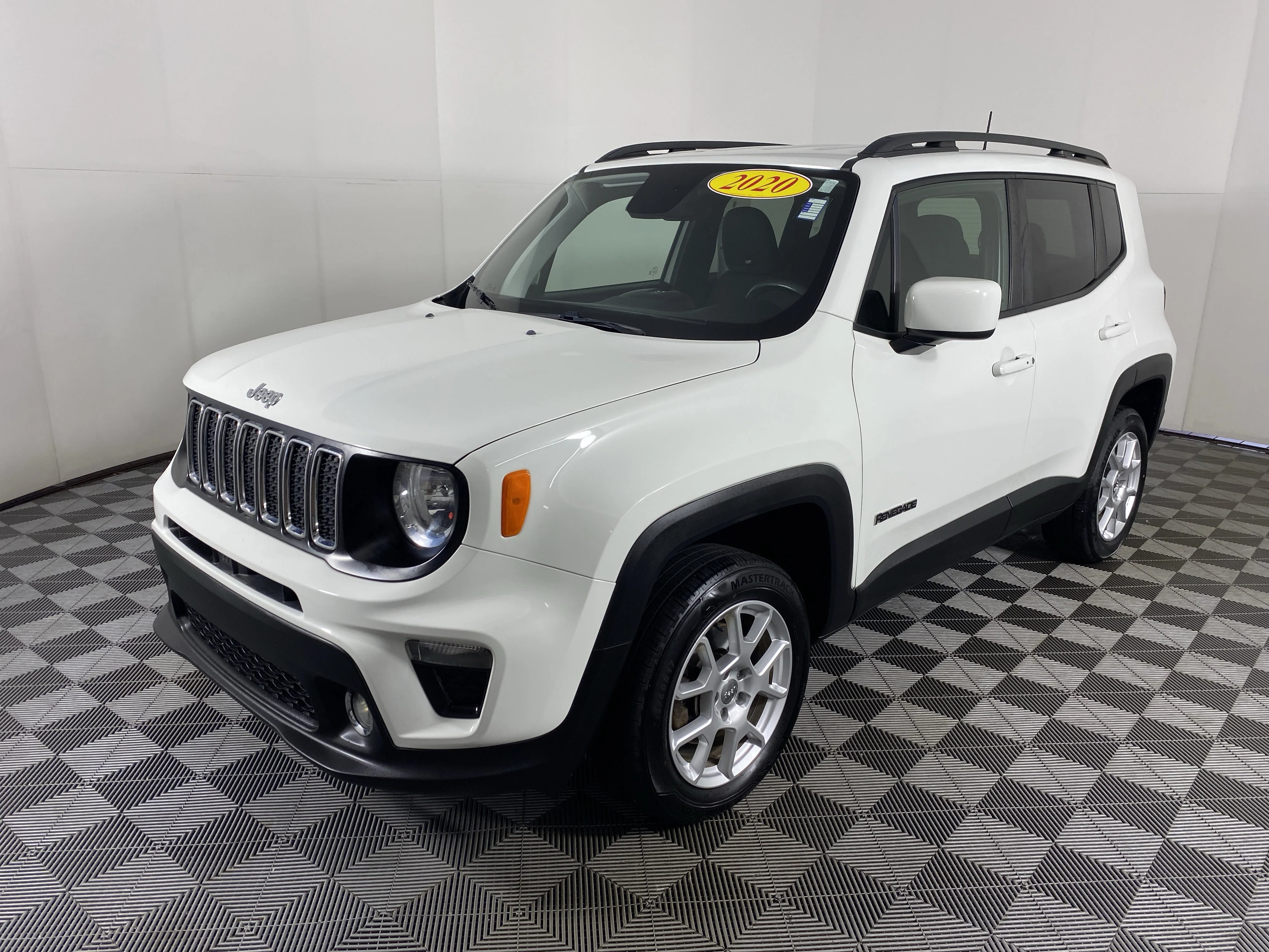 Used 2020 Alpine White Clearcoat Jeep Latitude image 11