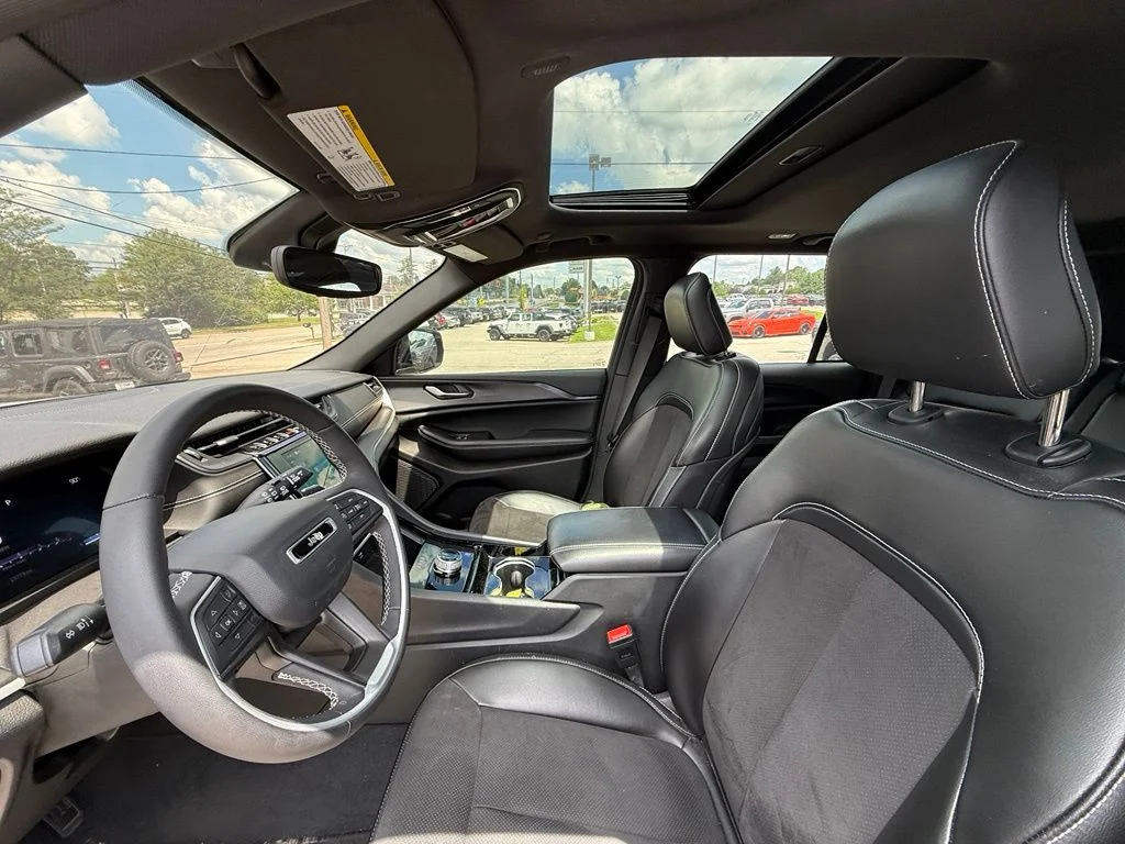 Used 2023 Silver Jeep Altitude X image 12