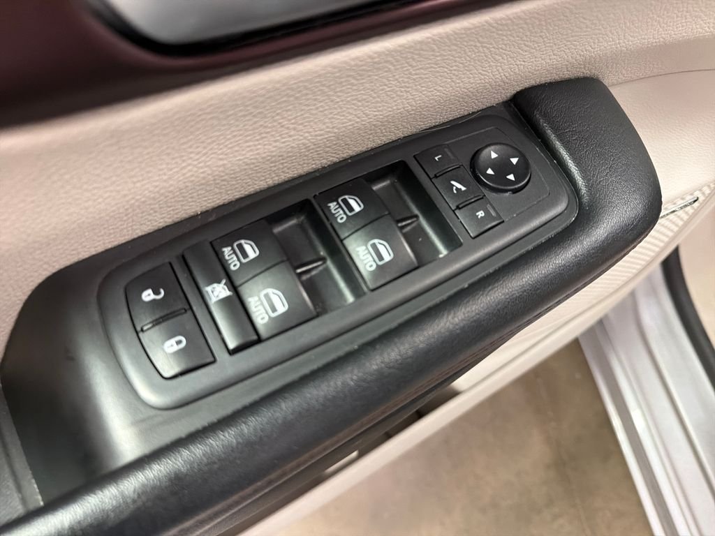 Used 2019 Silver Chrysler Limited image 25