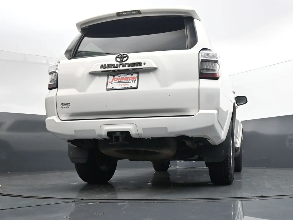 Used 2018 White Toyota SR5 image 31