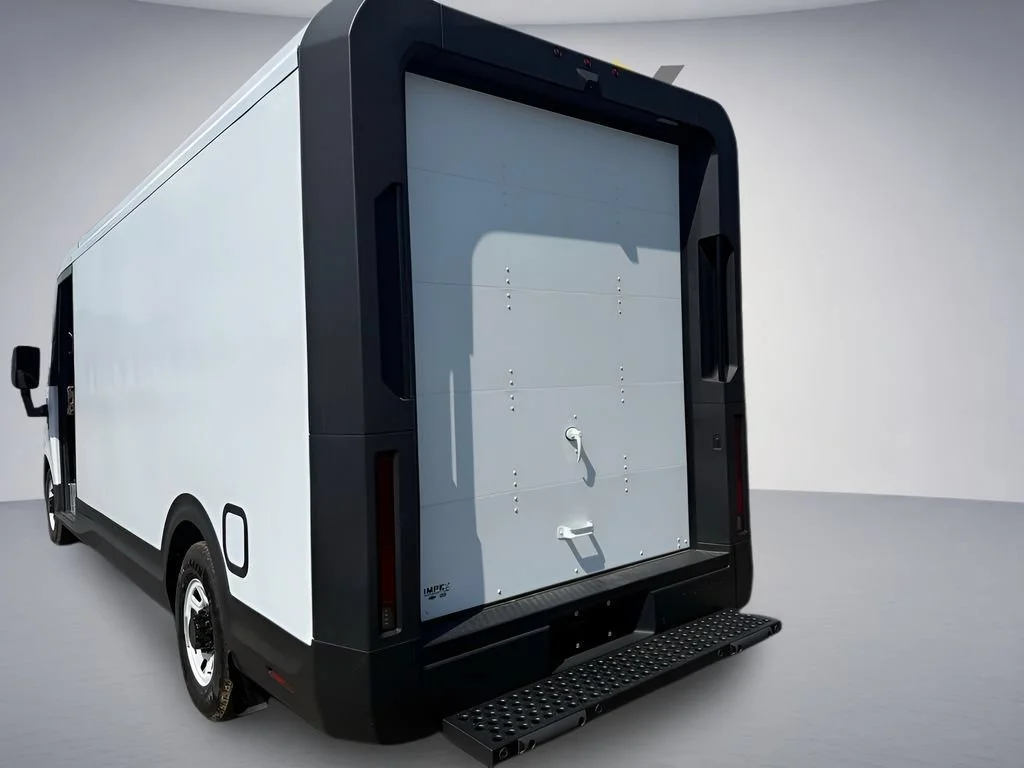 Used 2024 Oyster White BrightDrop EJY image 7